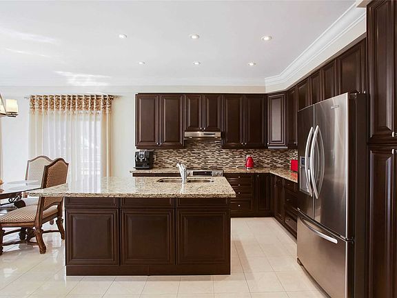 5th image of 28 Rock Elm Ct
