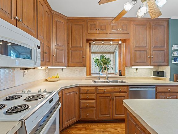 5th image of 1323 E Ewing Ave