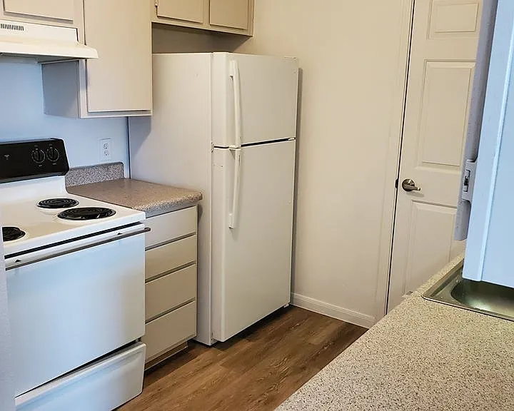 Autumn Brooke Apartments — Photo 14