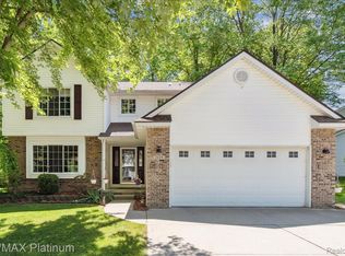 2149 Laurel Oak Dr, Howell, MI 48855