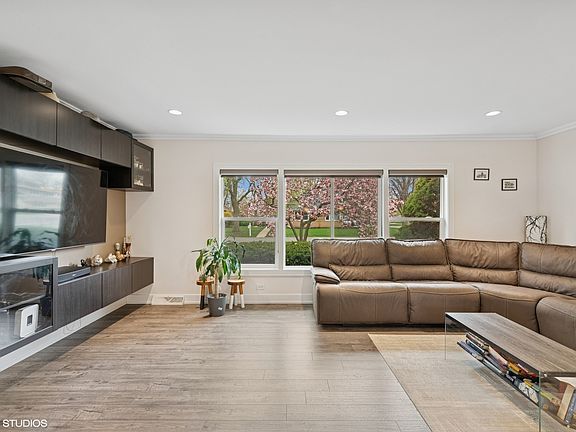 5th image of 1090 S Pine Ave
