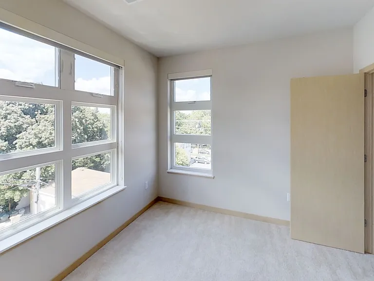 902 Drake St — Photo 105
