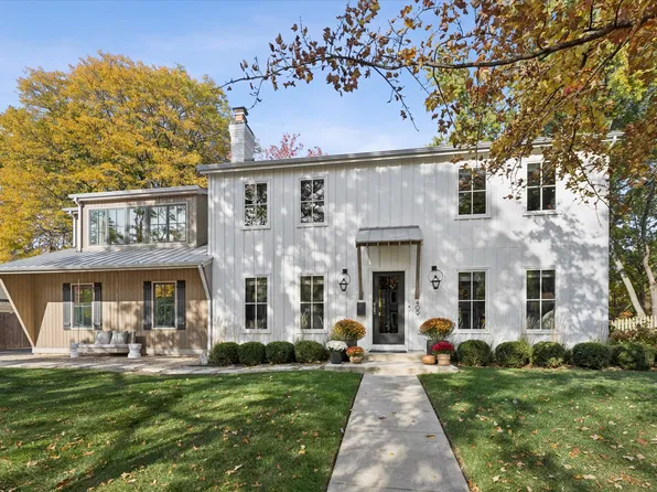 409 Tanglewood Ln, Naperville, IL 60563