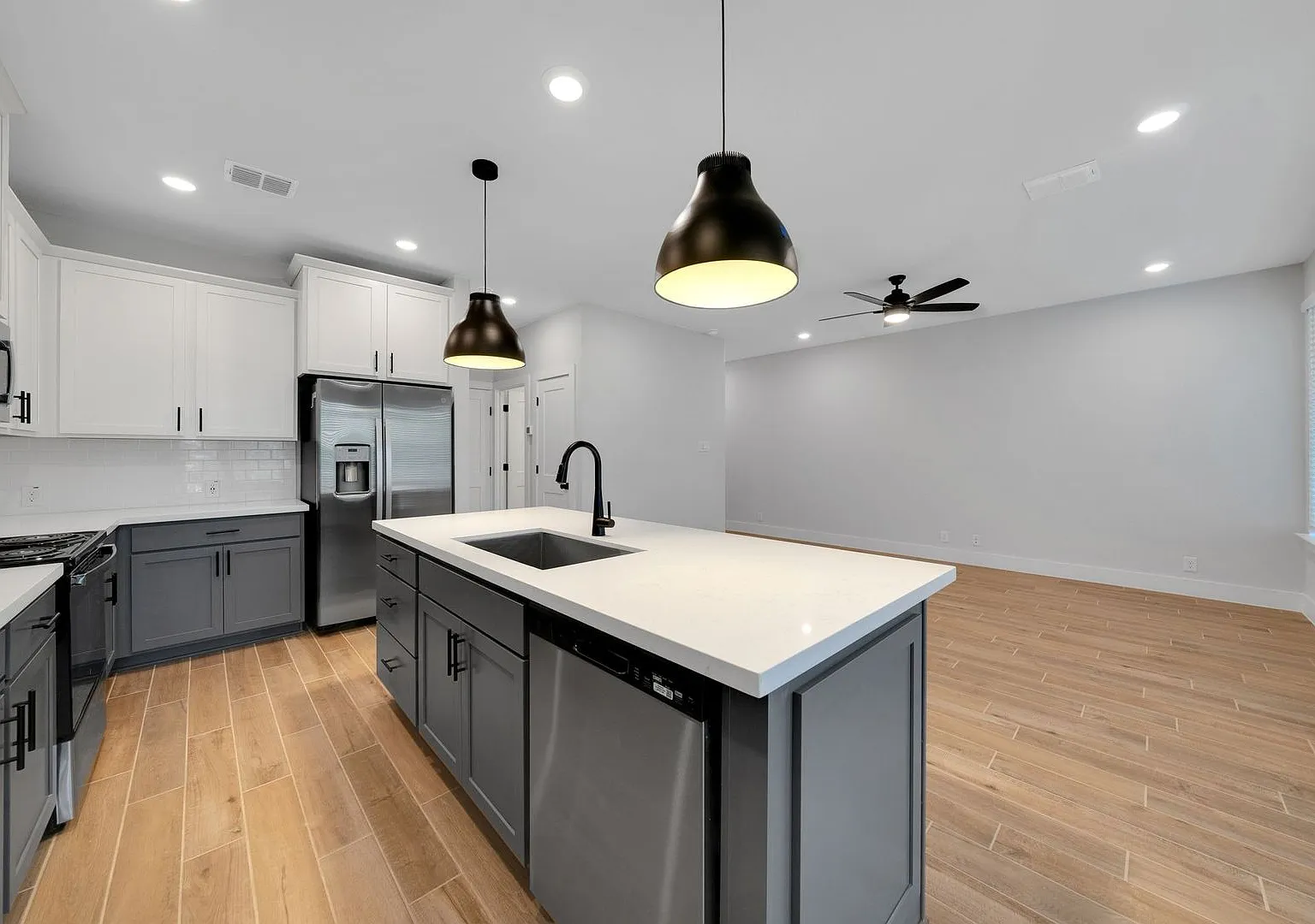 Coming Soon! Beautiful Townhome! The Venice Floor-Plan 2 Weeks Free Rent! — Photo 4