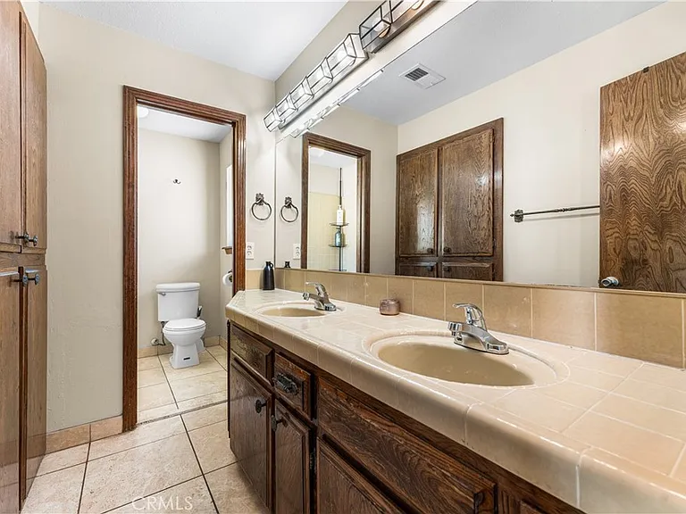 1055 Lakeview Dr — Photo 43