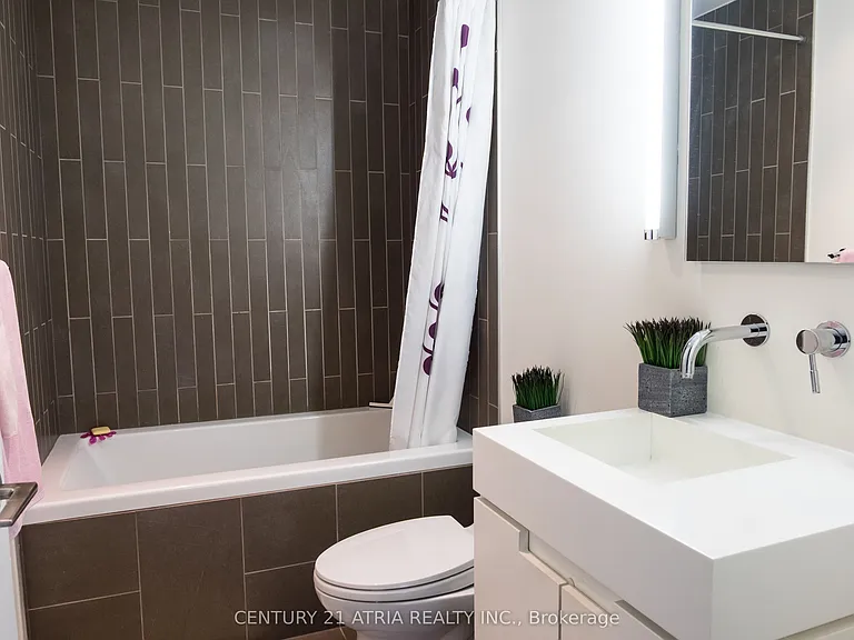 25 Oxley St #706 — Photo 5