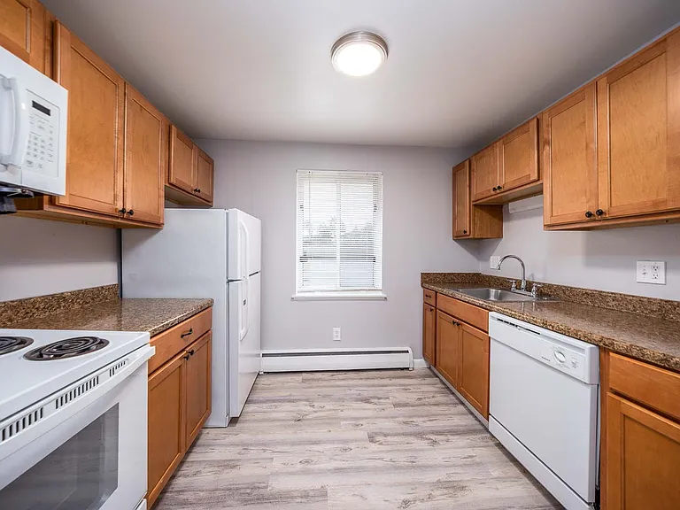 Highland Bay Apartments — Photo 4