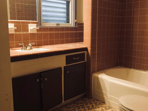 3rd image of 4818 Jarvis St