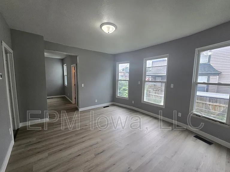 1527 4th Ave SE — Photo 5