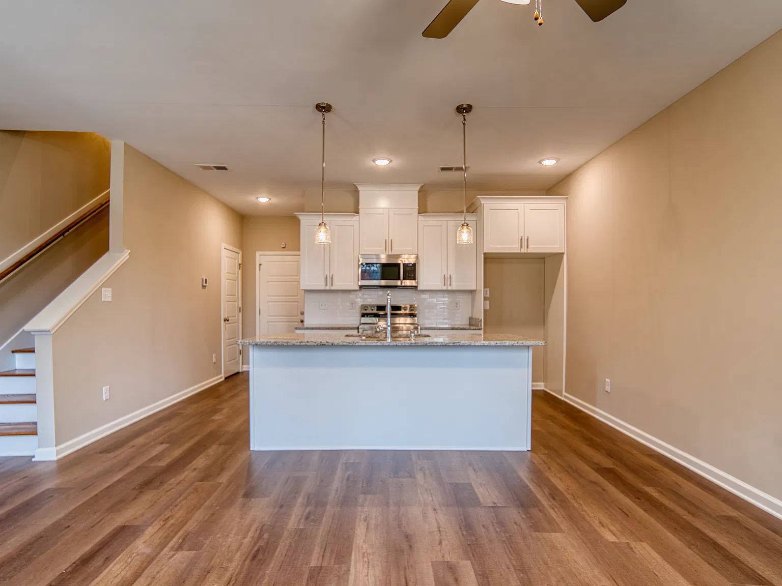 2 bed, 2.5 bath, 1474 sqft, $2,000 — Photo 2