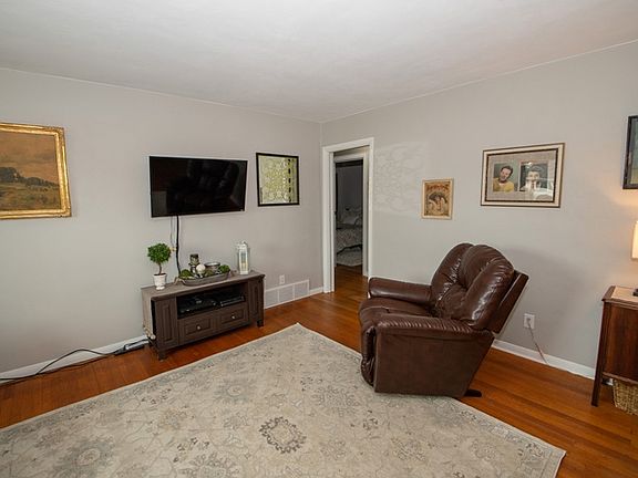 4th image of 323 W 16th St