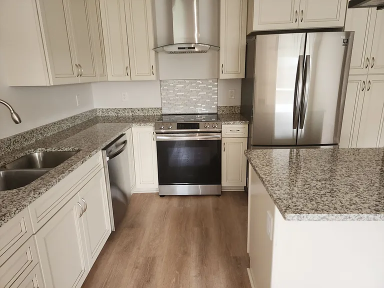 930 E St — Photo 11