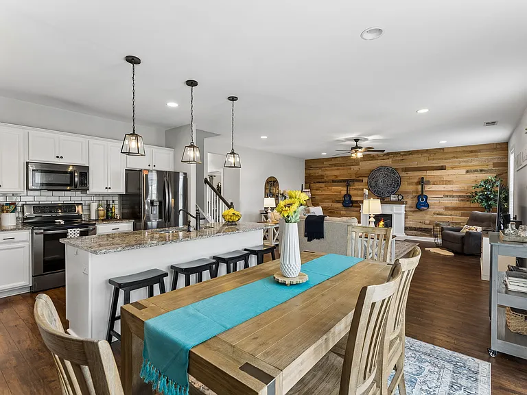 1010 Vanguard Dr — Photo 5