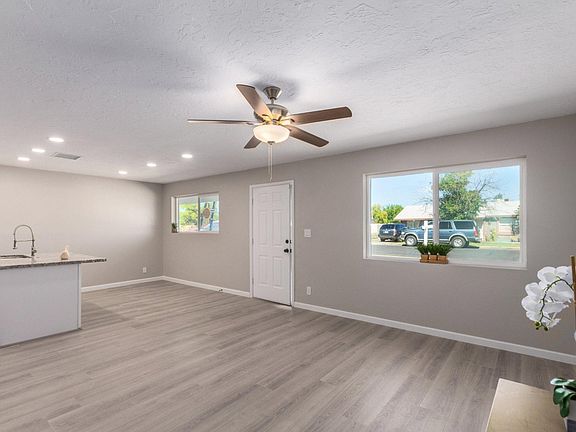 3rd image of 1042 S Bellview Cir