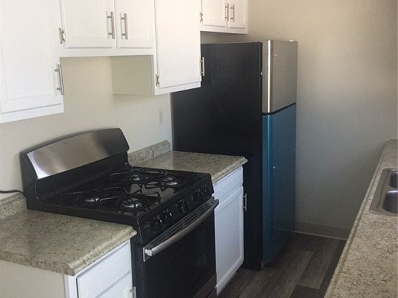 5th image of 550 N Hawkins Ave