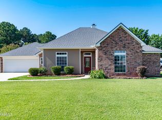 110 Longpointe Rd, Youngsville, LA 70592