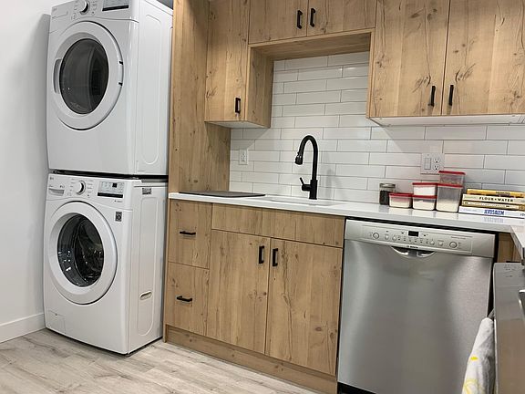 4th image of 1006 E Yale Ave #1006