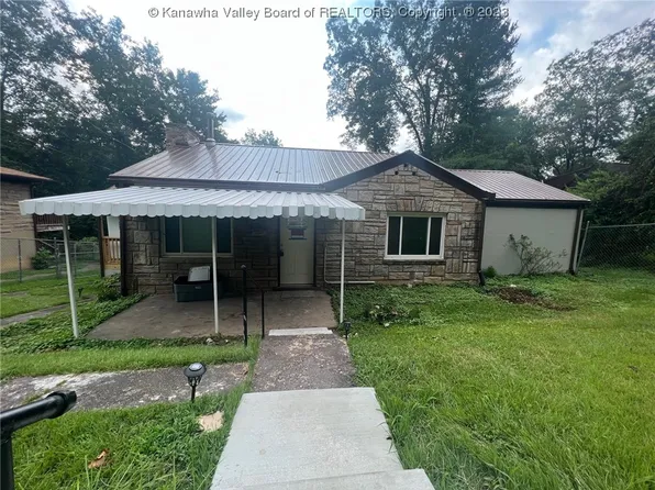215 Hillcrest Dr, Logan, WV 25601