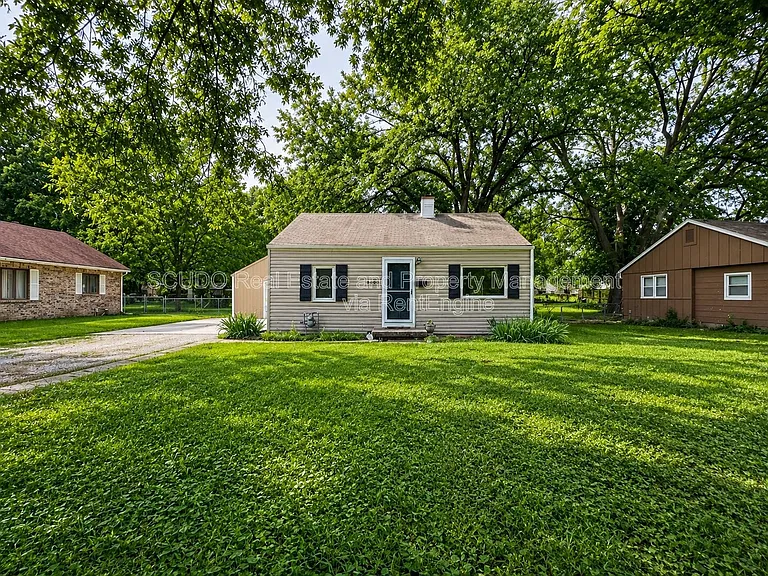 8400 Greenwood Rd — Photo 1