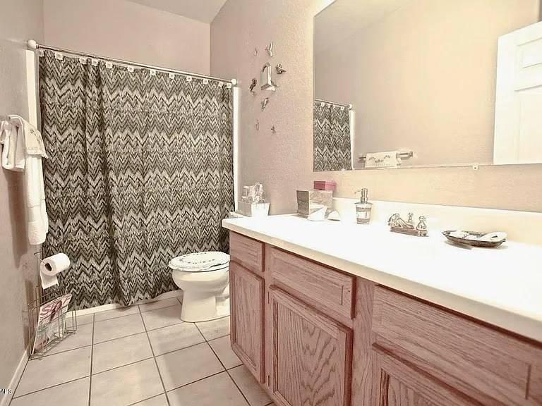 8526 W Vale Dr — Photo 4