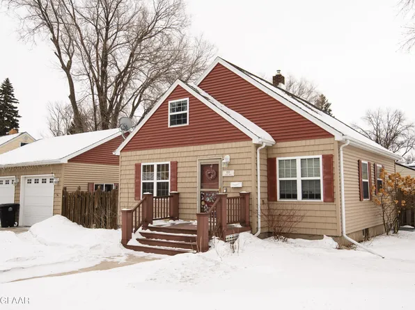 919 Letnes Dr, Grand Forks, ND 58201