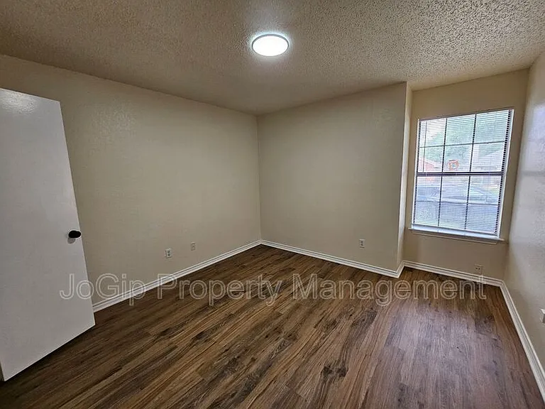 311 Bryant Ln — Photo 15
