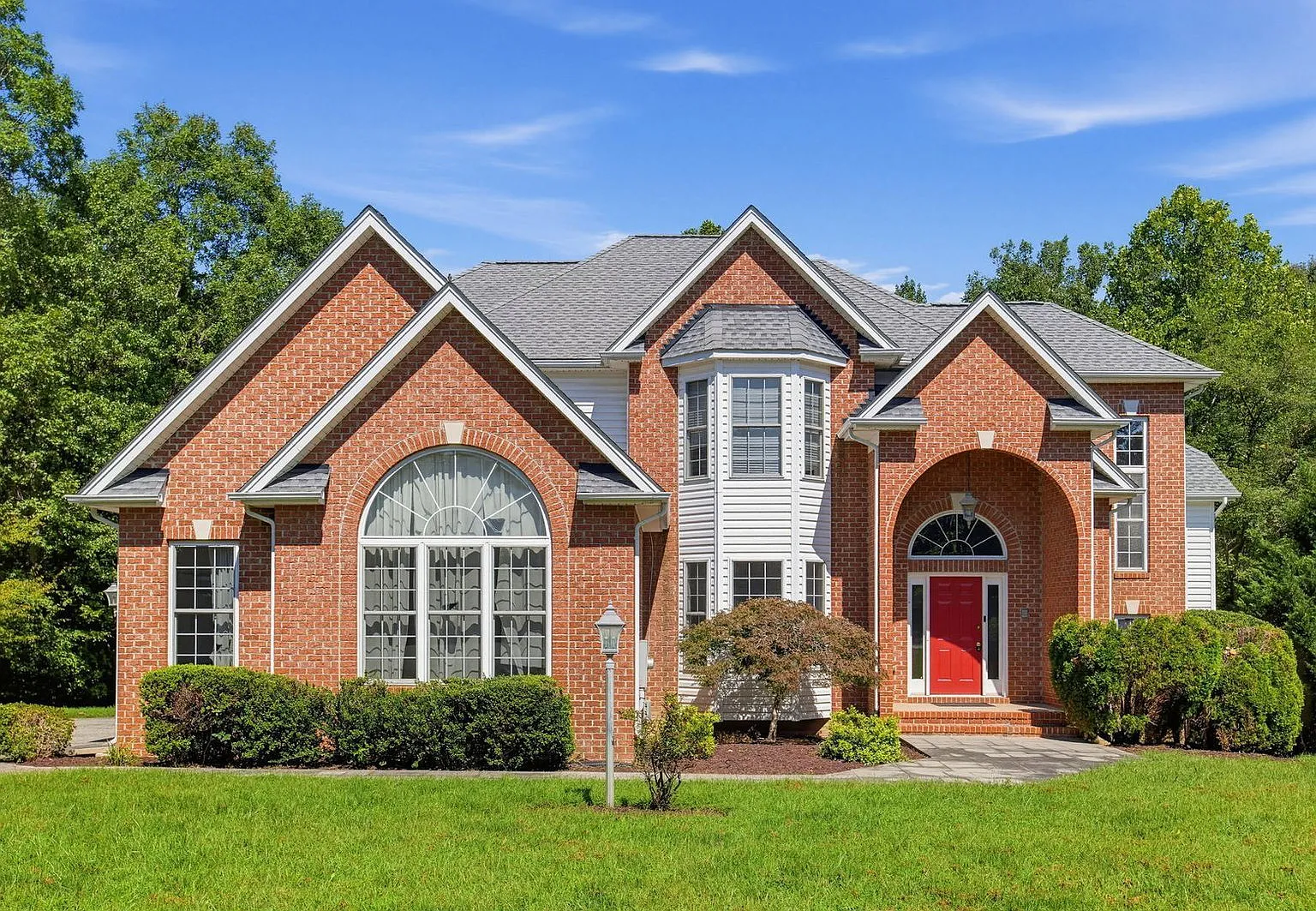 4 bed, 4.5 bath, 4700 sqft, $4,500 — Photo 1