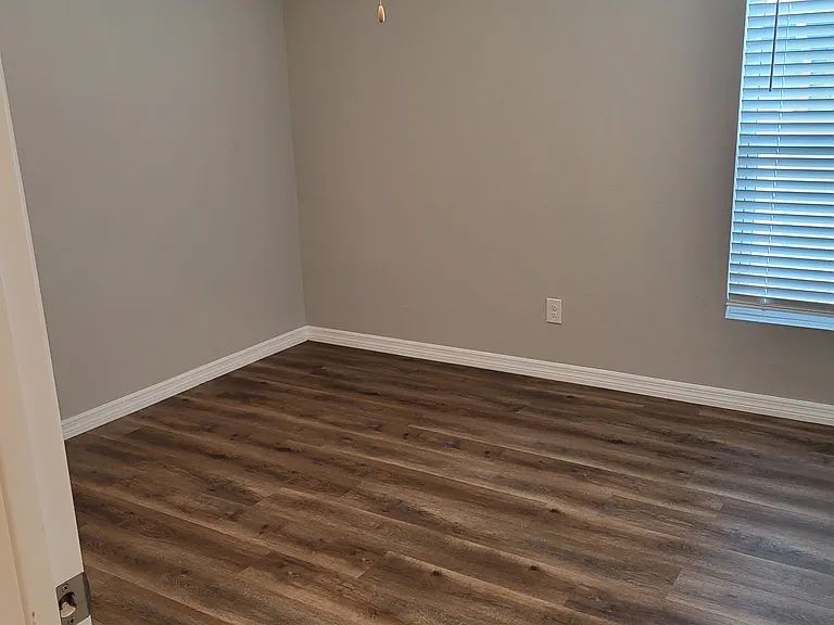 860 Phyllis St — Photo 17