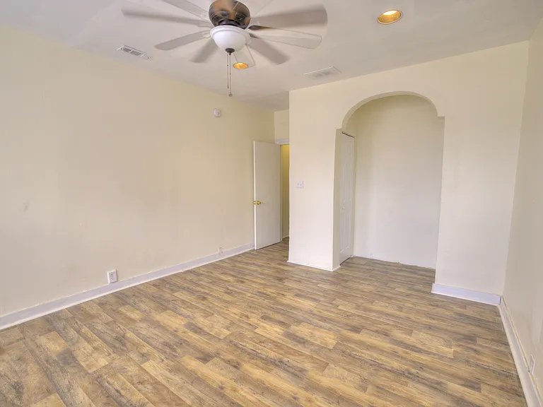 2540 Greenmount Ave — Photo 9