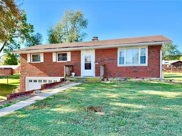 221 Summit Hill Dr, Wood River, IL 62095