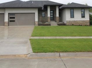 8930 Shadow Creek Ln, Lincoln, NE 68520