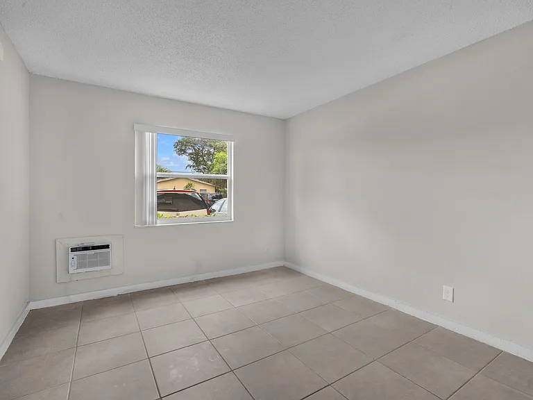 Oakland Park Villas — Photo 17