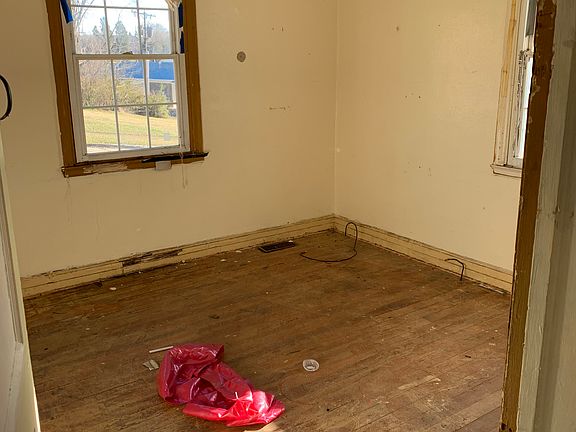 3rd image of 1016 Brook St
