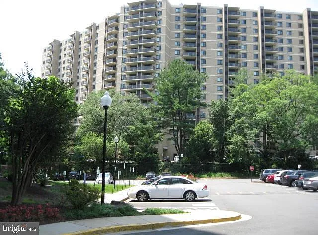 309 Yoakum Pkwy #1605