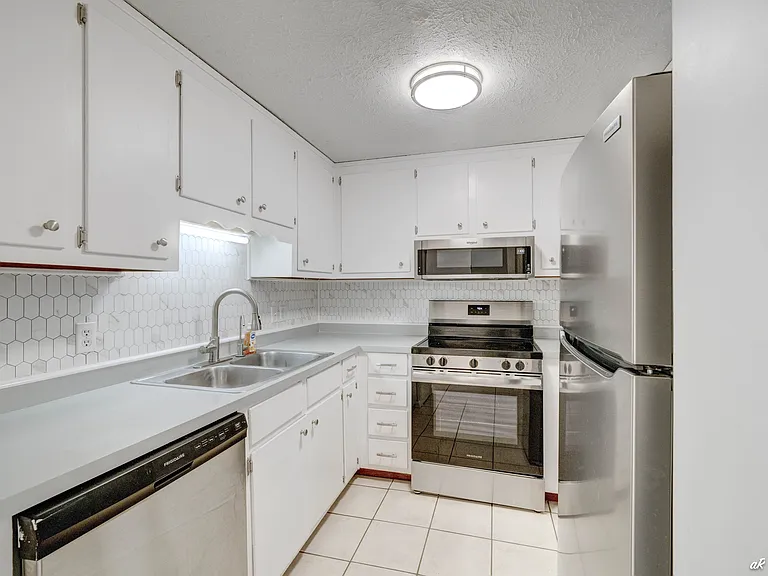 1125 Bradley Cir — Photo 4