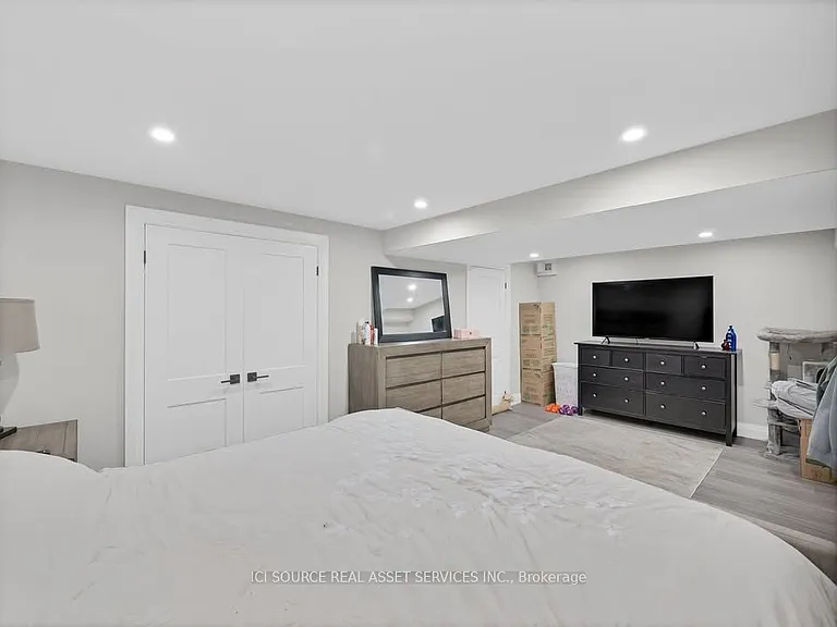 493 Queen Victoria Dr #B — Photo 18