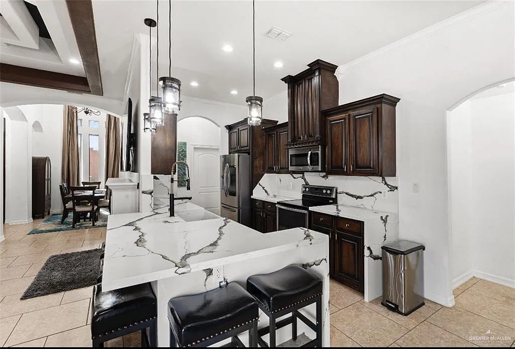 3 bed, 2.5 bath, 2006 sqft, $2,400 — Photo 4