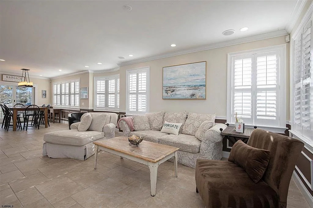 6 bed, 2500 sqft, $2,950 — Photo 4