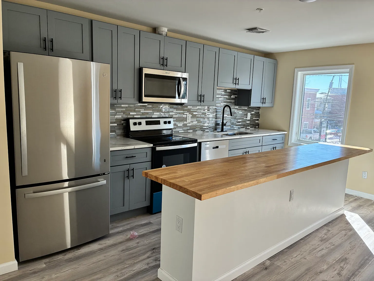 3 bed, 1600 sqft, $3,700 — Photo 1