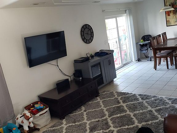 5th image of 237 W Dekalb Dr