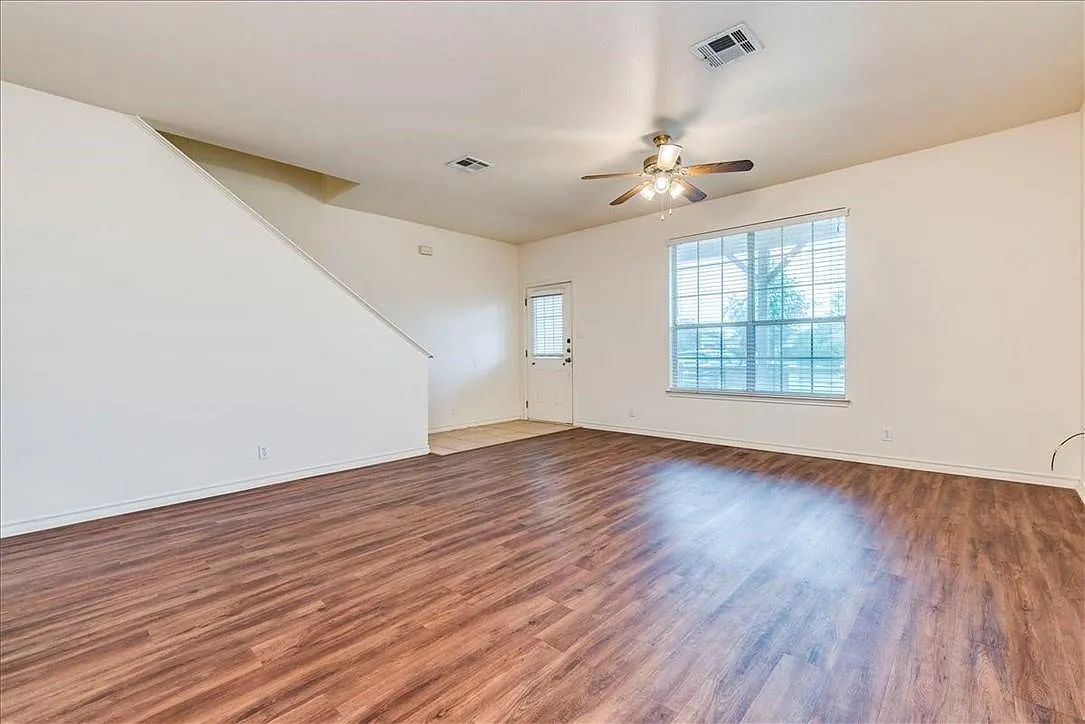3 bed, 2.5 bath, 1730 sqft, $1,350 — Photo 3