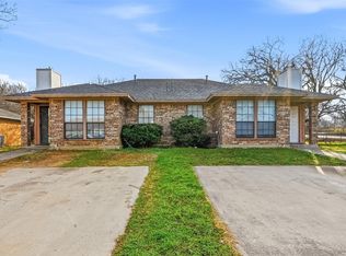100 & 102 Oak Wood Ln, Kennedale, TX 76060