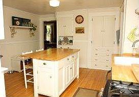 Light & bright eat-in kitchen