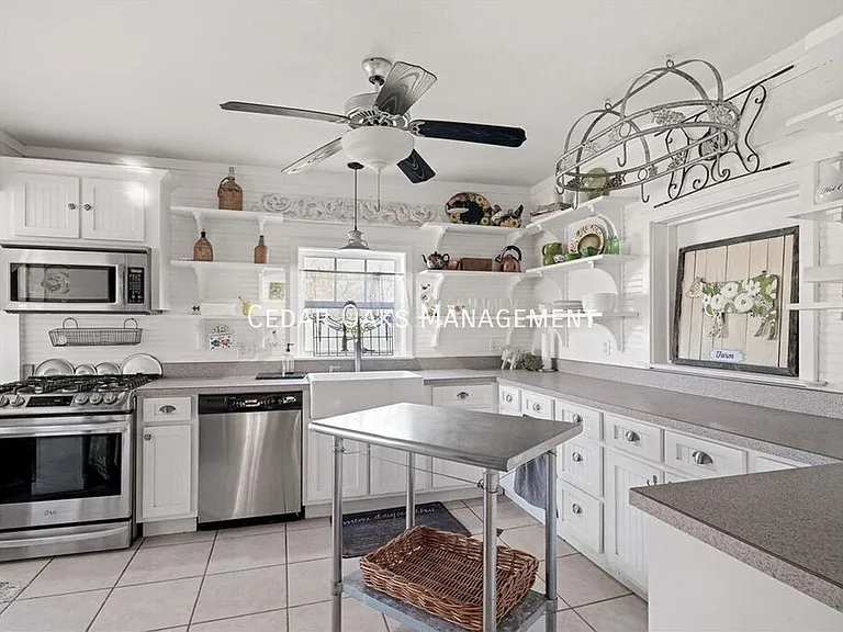 303 N Summit St — Photo 5