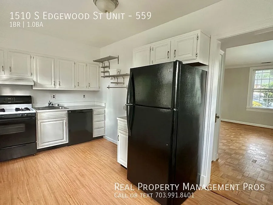 Stunning END Unit w/ Den and Deck! — Photo 4