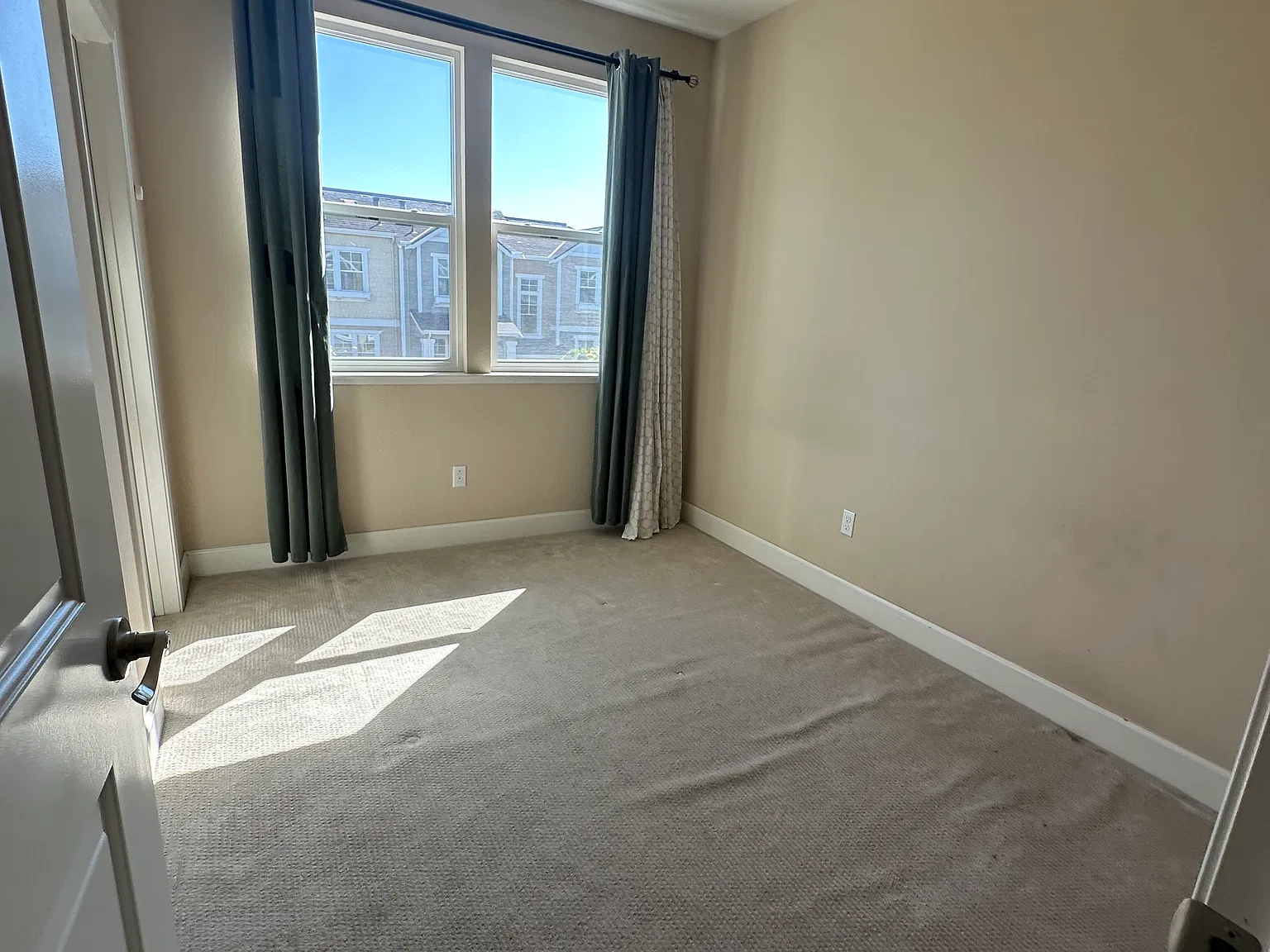 2 bed, 2.5 bath, 1423 sqft, $4,200 — Photo 2