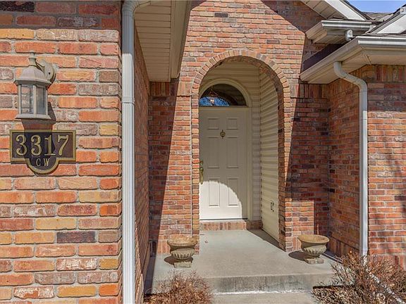 3rd image of 3317 S Victoria Dr