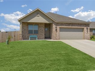 1060 E Skyline Loop, Centerton, AR 72719