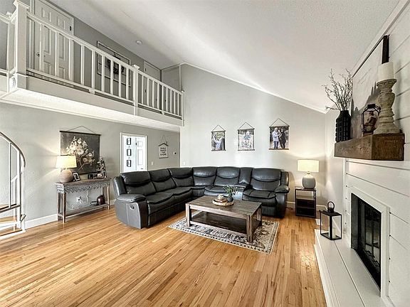5th image of 38 Lamb Dr