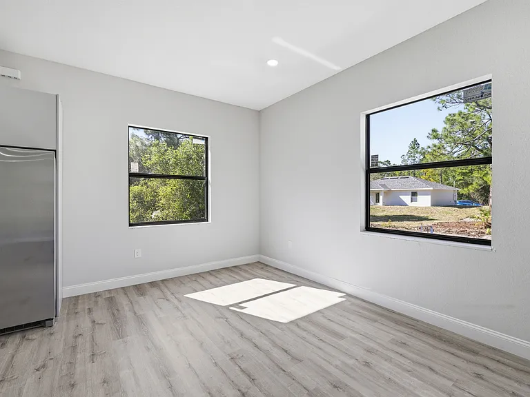 825 Carbon St E — Photo 19